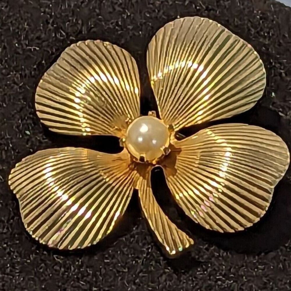 Vintage Four Leaf Clover Pearl Center Coro Pegasus